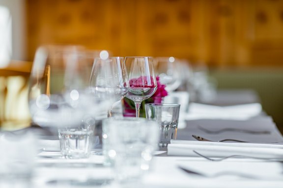 Gedeckter Tisch im Gartenstüberl